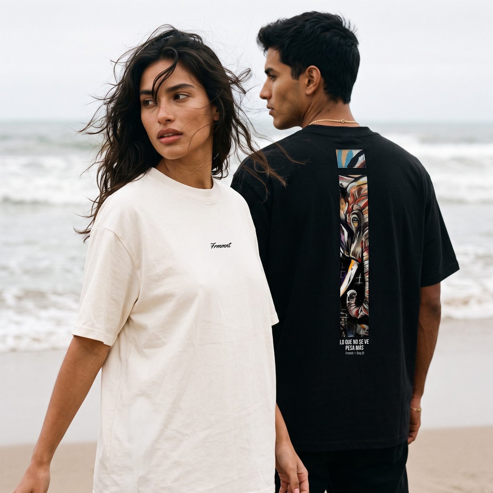 Pareja en la playa usando FRAMMENTO Ivory y Negro